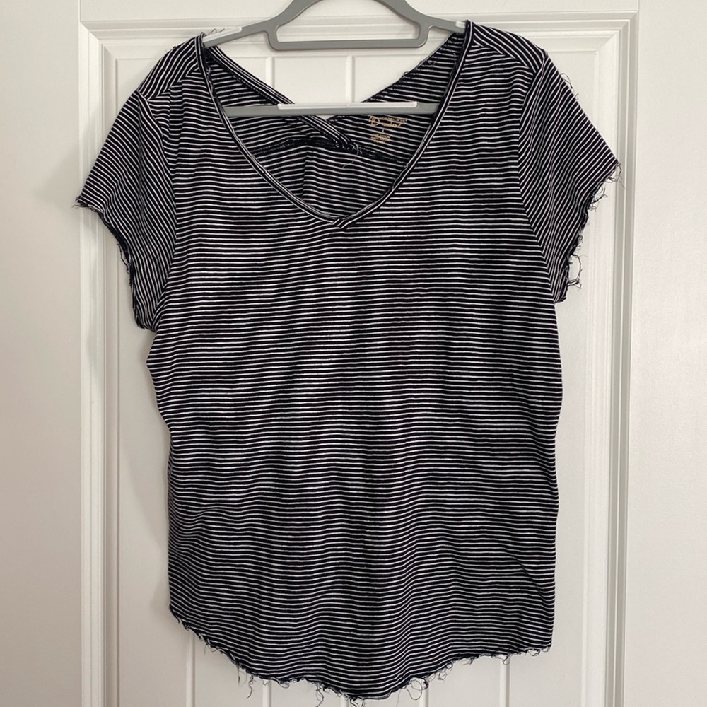 New Directions Distressed Black/White T-Shirt Raw Hem Size Large
